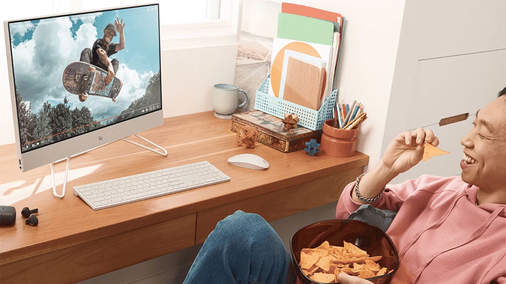 Muž s nachos sledující video na HP All-in-One_03