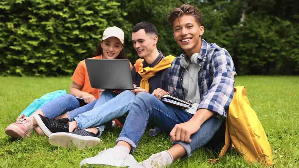 Skupina studentů pracuje na notebooku_04
