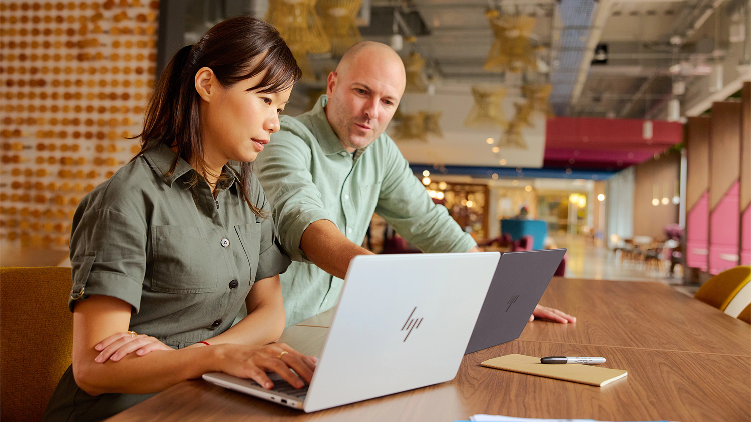 Lid&eacute; pracuj&iacute;c&iacute; na notebooc&iacute;ch HP EliteBook X G1a