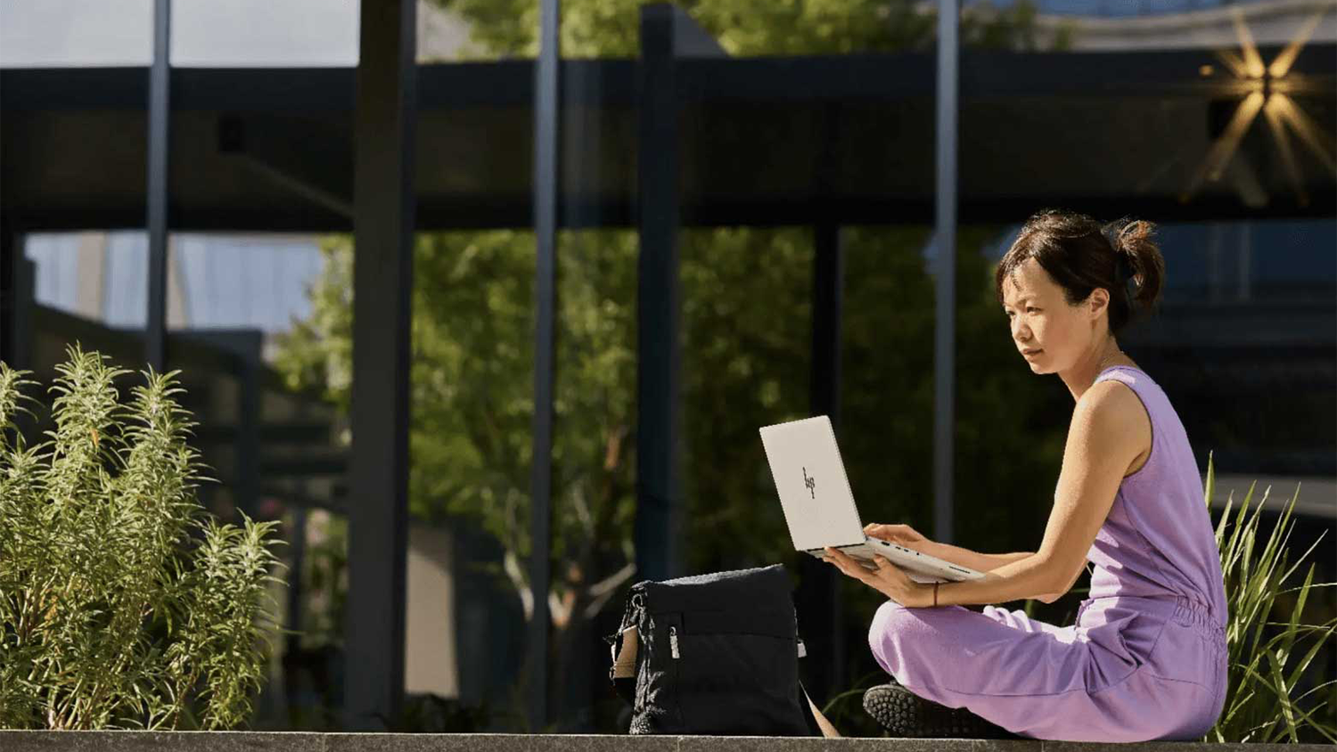 Žena pracuj&iacute;c&iacute; na notebooku HP EliteBook X G1a 14