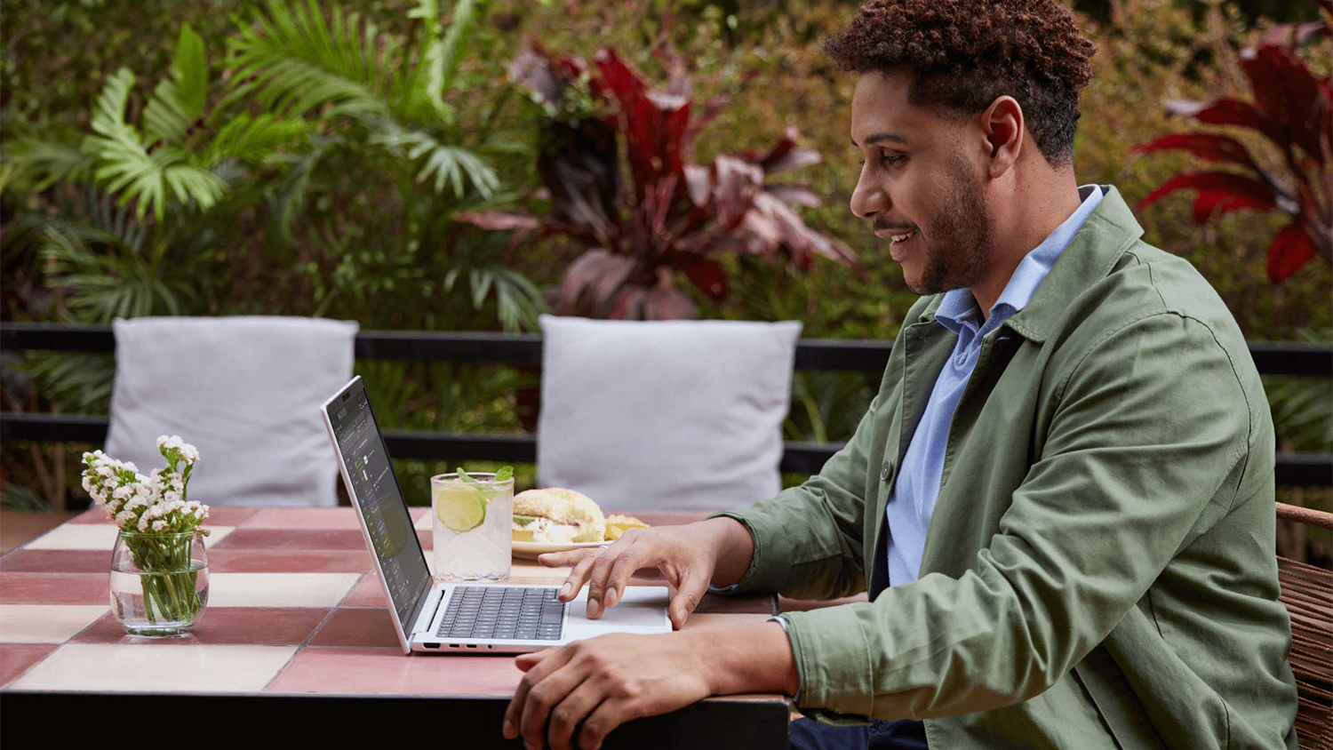 Muž pracuj&iacute;c&iacute; na notebooku HP EliteBook X G1a 14