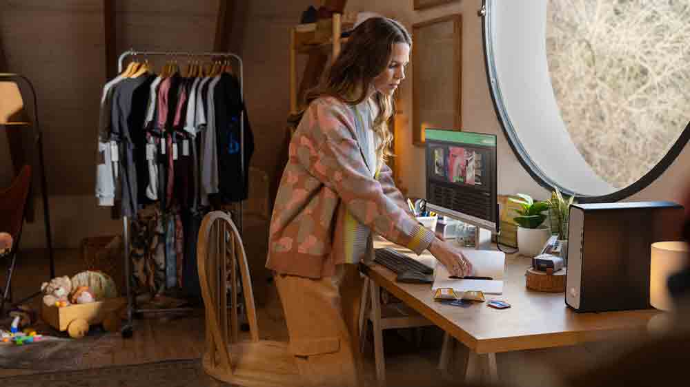 Mladá žena v domácí kanceláři s počítačem HP OmniDesk Slim_02