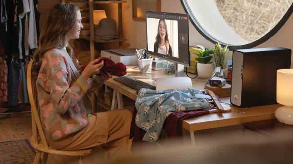 Mladá žena při videohovoru na počítači HP OmniDesk Slim_02