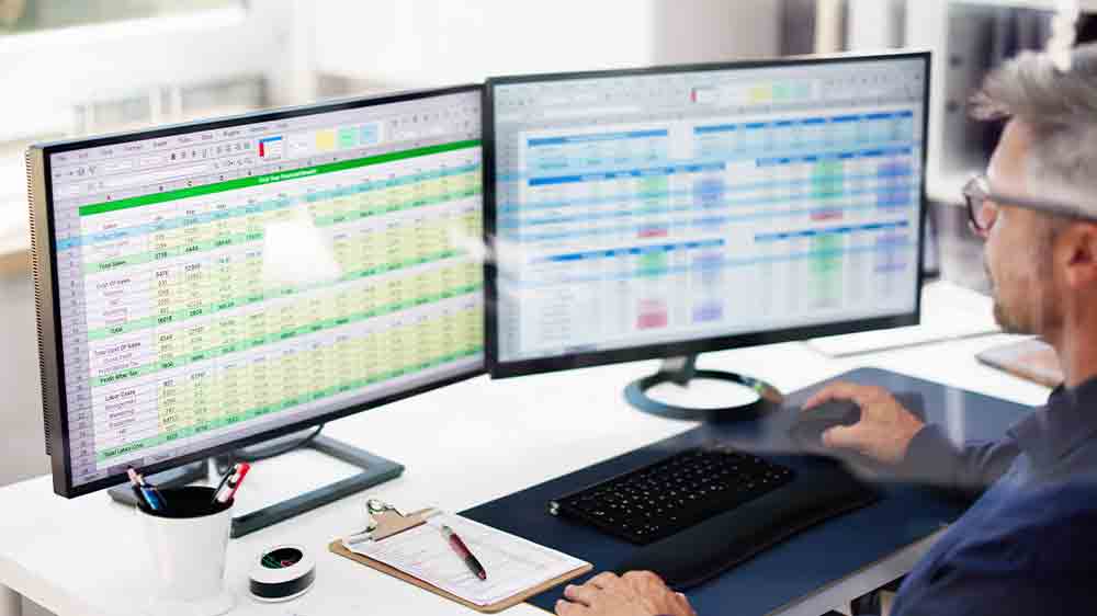 Muž pracuje na více monitorech_04