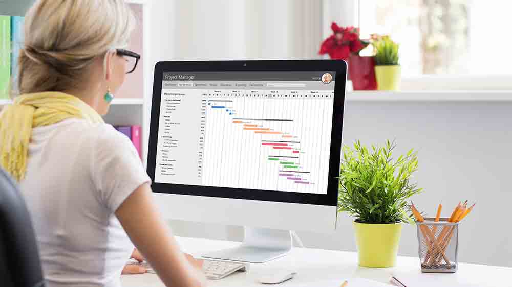 Žena pracuje na počítači_02