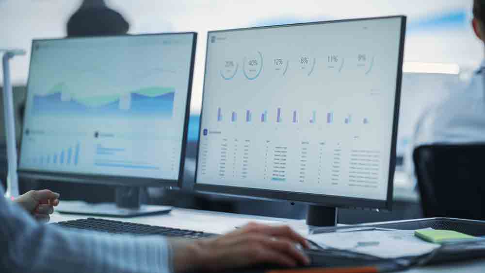 Muž pracuje u počítače_03