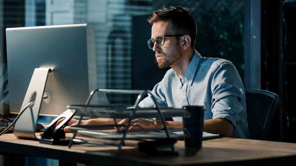 Muž pracuje s počítačem_02