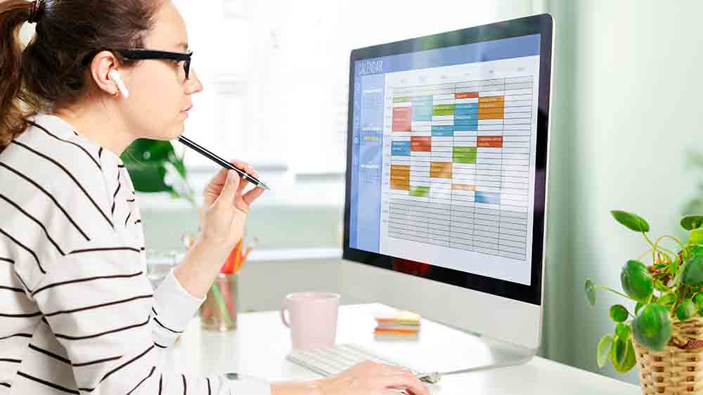 Žena pracuje u počítače_03