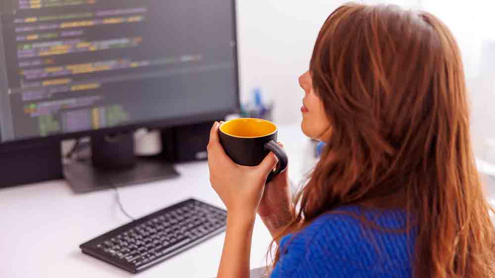 Žena programátorka u počítače_05