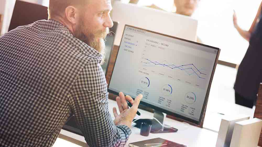 Muž pracující s počítačem_03