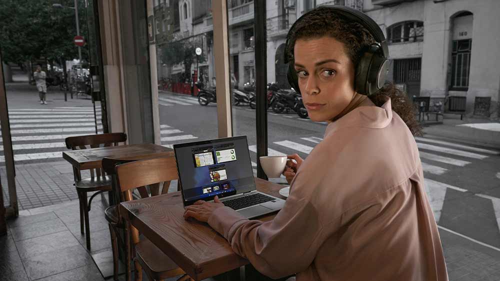 Žena v kavárně pracující na notebooku HP EliteBook X Flip G1i _02