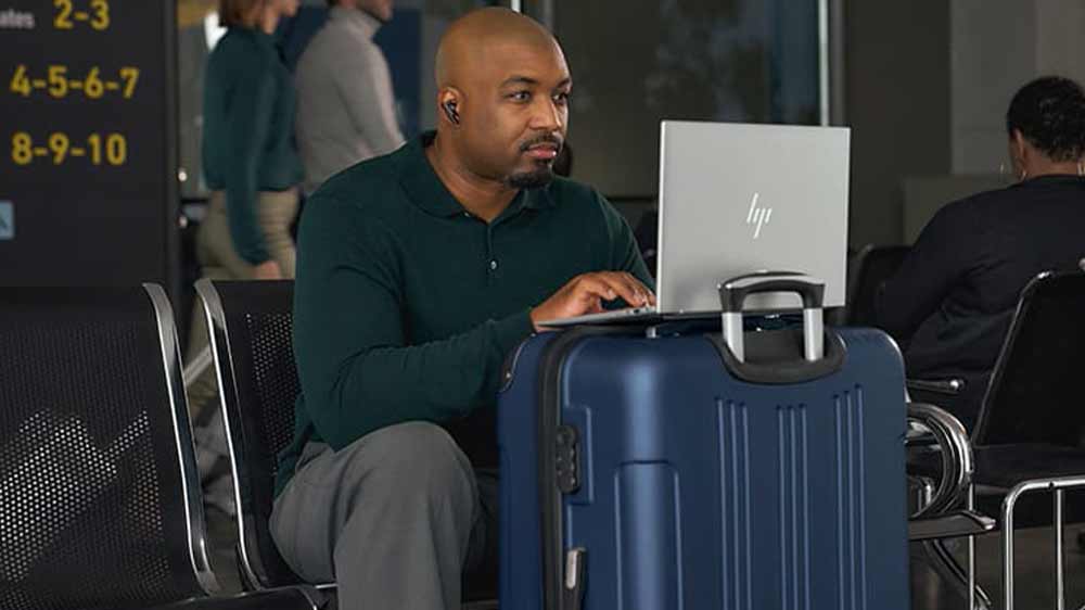 Muž na letišti pracující na notebooku HP EliteBook X Flip G1i_03