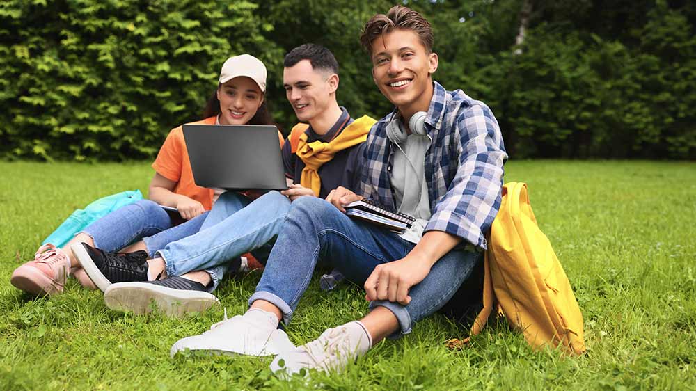 Skupina studentů pracuje na notebooku_04