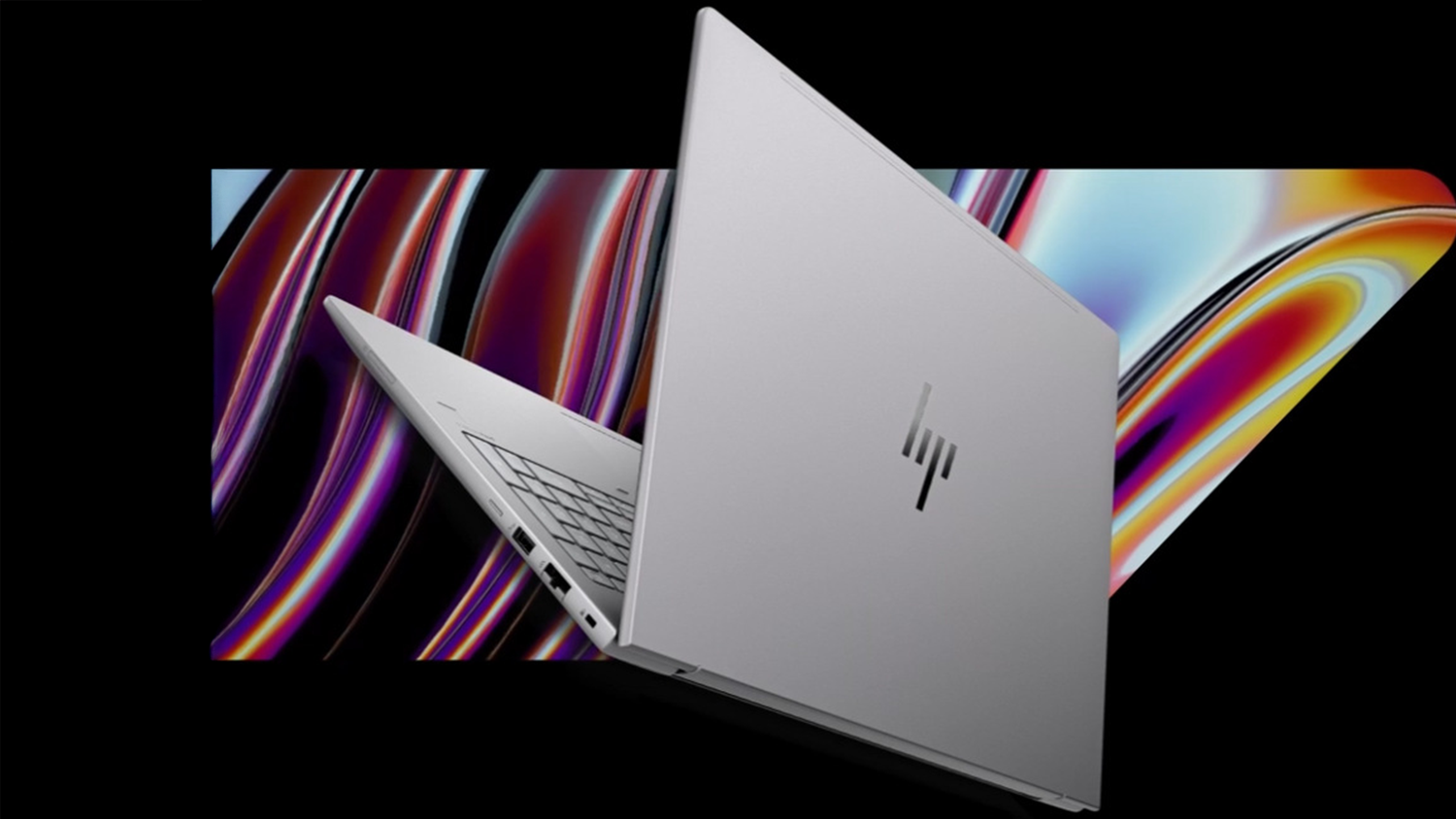 Notebook HP ZBook Power 16 G11 na barevném pozadí