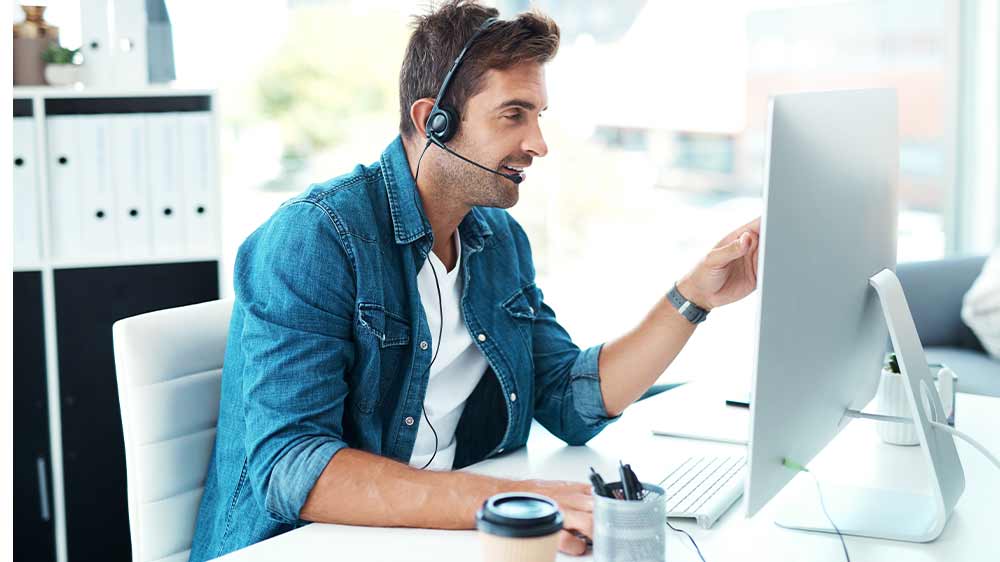 Muž pracující na počítači_03