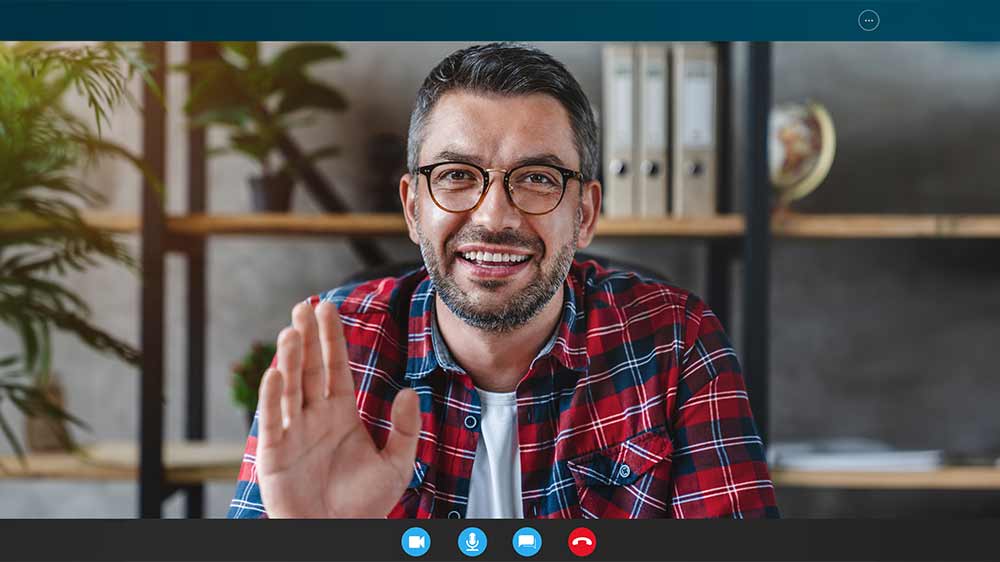 Muž na videohovoru_04