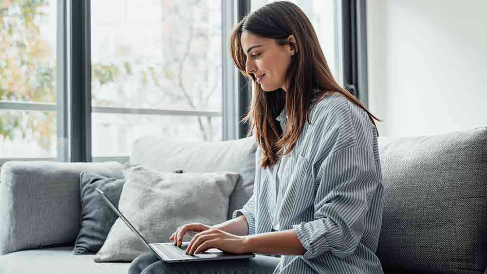 Žena pracuje na notebooku_02