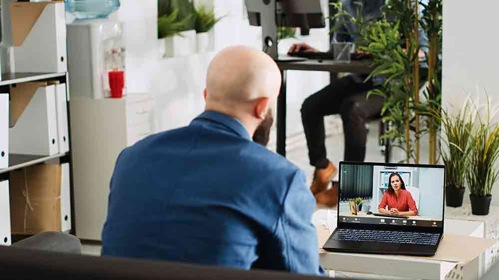 Muž při online hovoru_04