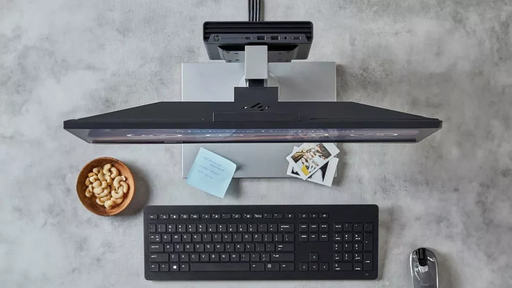 Monitor, počítač a klávesnice při pohledu seshora_05