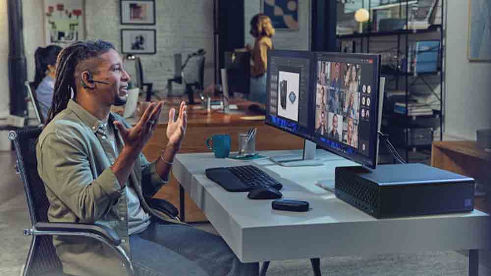 Muž před dvěma monitory a stoln&iacute;m poč&iacute;tačem HP EliteDesk 8 SFF G1i (A55SBET)_02