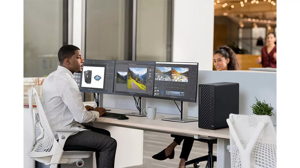 Muž před sestavou monitorů a stoln&iacute;m poč&iacute;tačem HP EliteDesk 8 Tower G1i__02