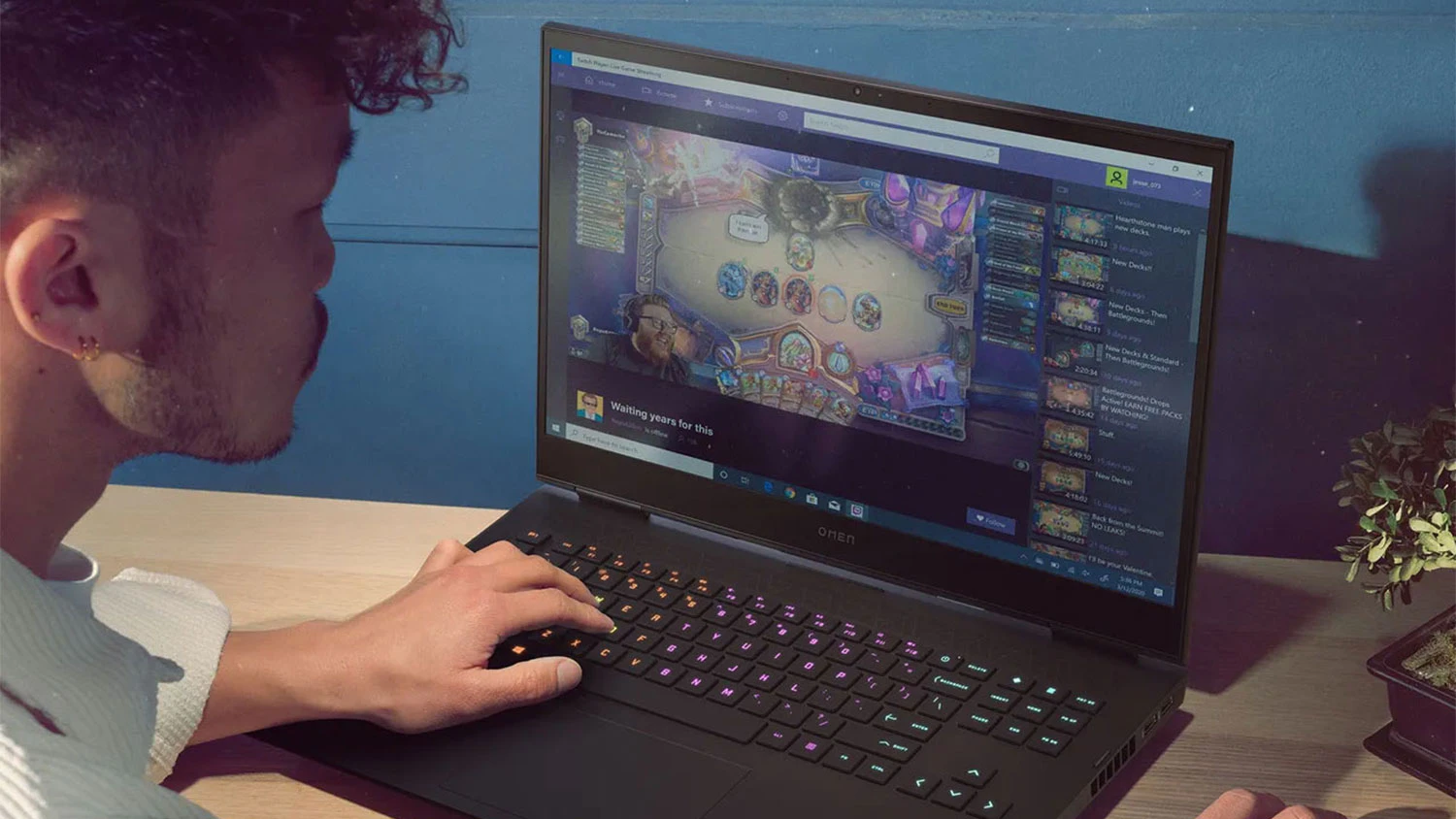 Muž hraj&iacute;c&iacute; na notebooku HP OMEN