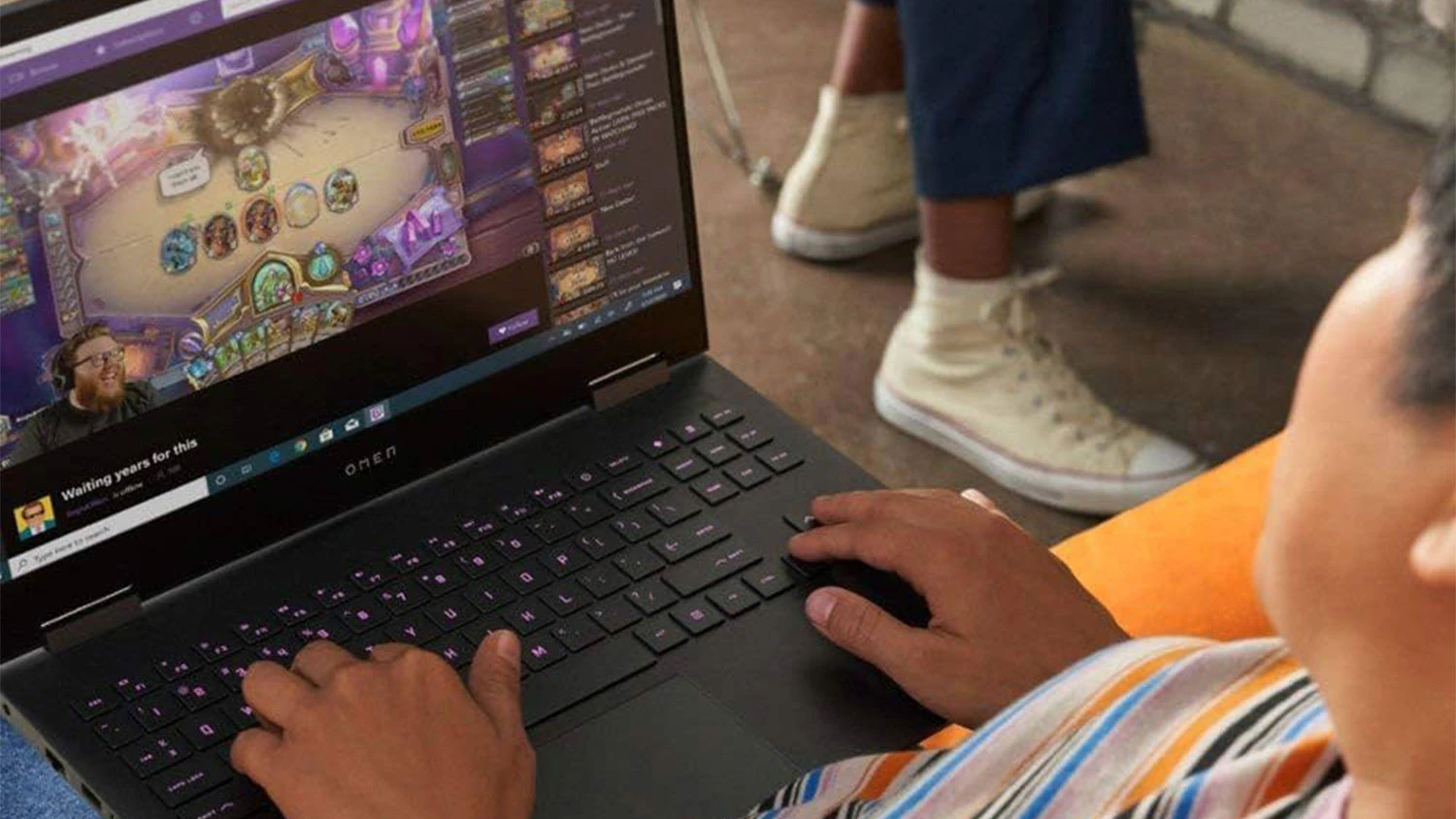 Osoba na pohovce s notebookem HP OMEN