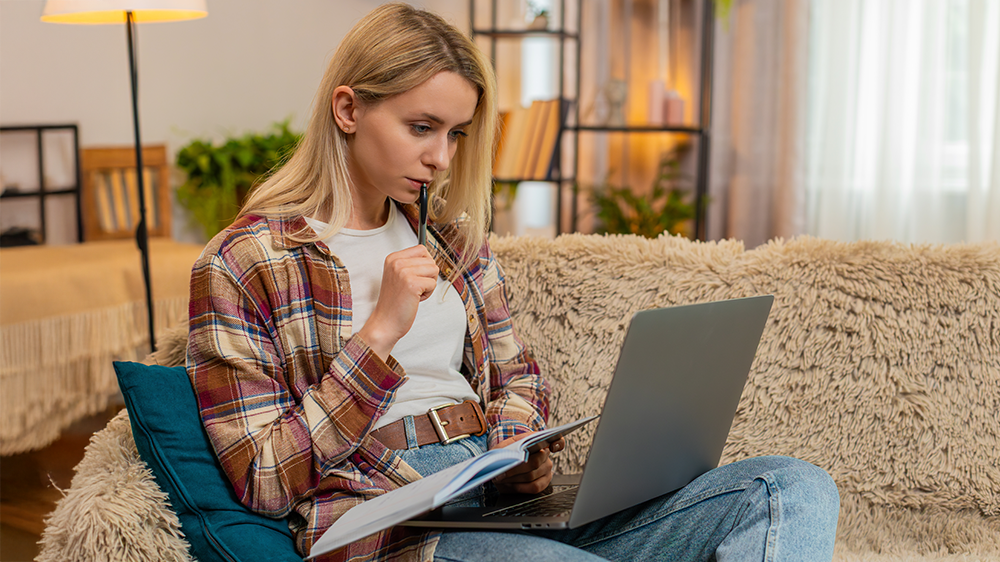 Žena pracuje s notebookem na kl&iacute;ně