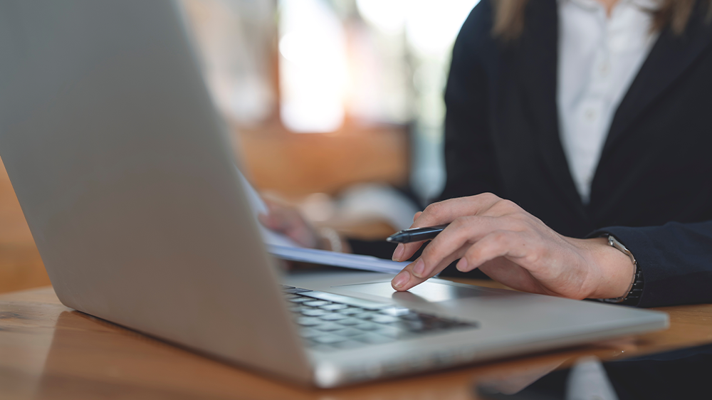 Žena pracuje na notebooku