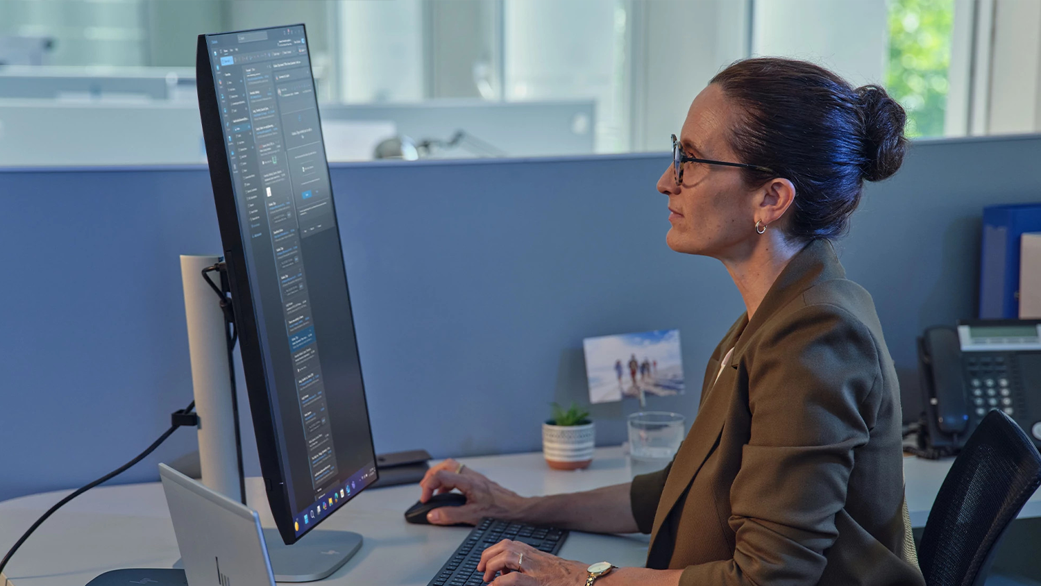 Žena pracující u notebooku HP EliteBook 6 G1a