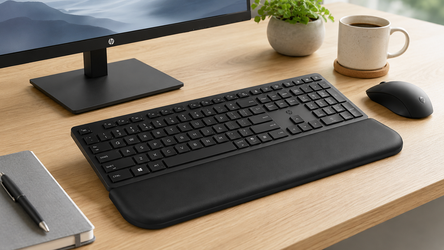 PC kl&aacute;vesnica HP Multi-Device Dual-Mode with Palm Rest 585K na pracovnom stole