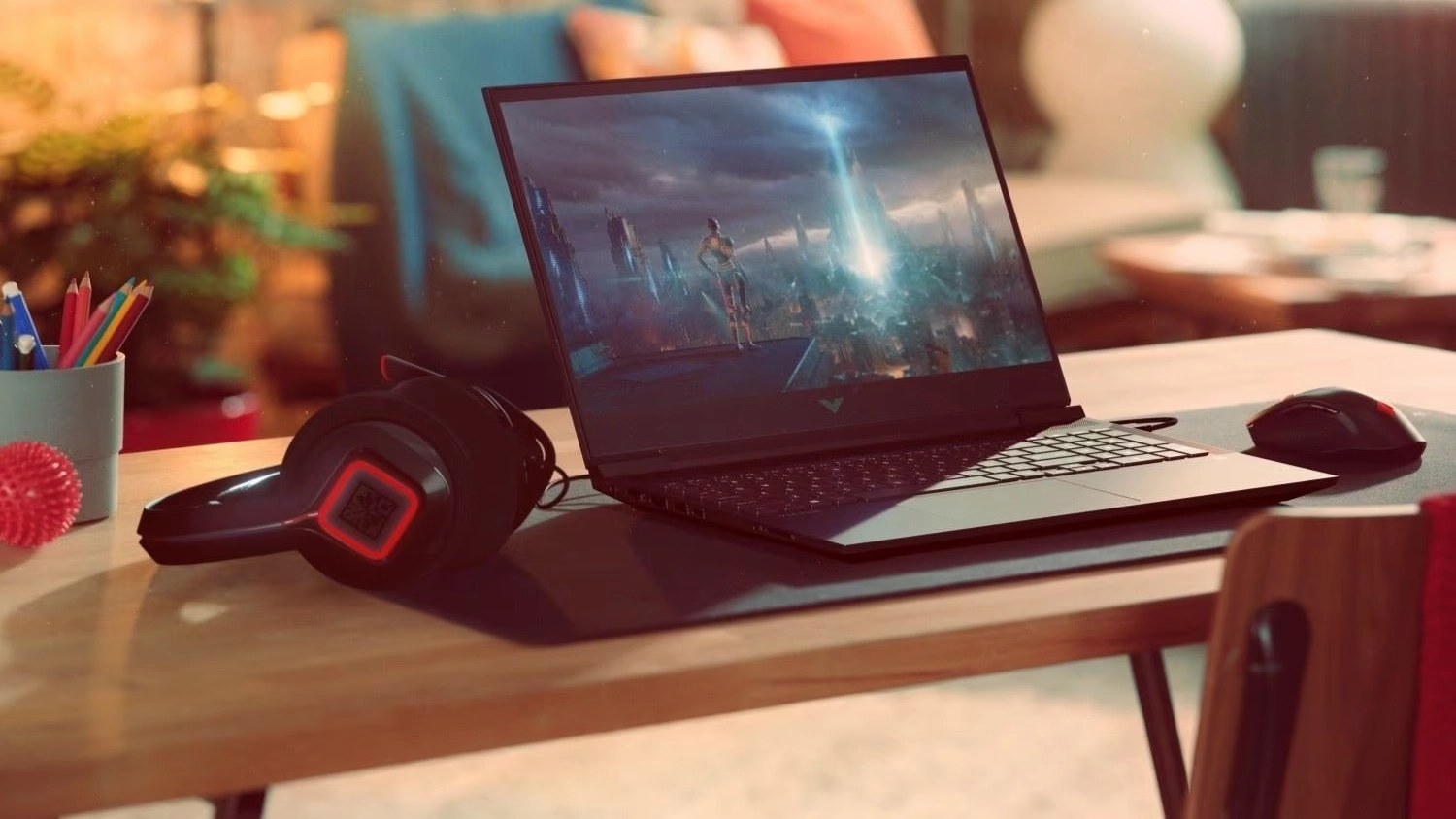 Stůl se sluch&aacute;tky a notebookem HP Victus