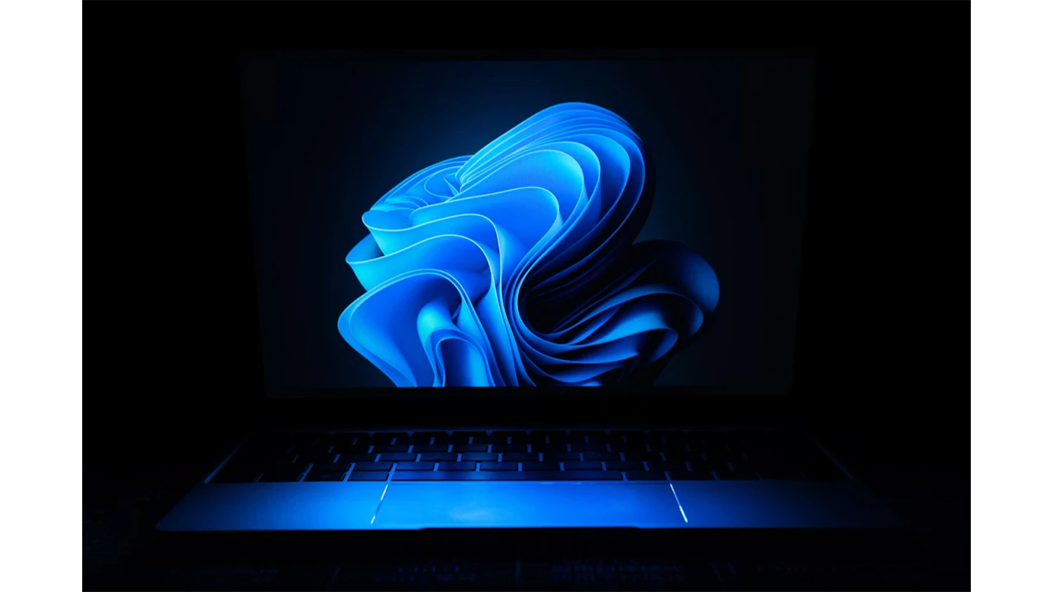 Notebook s pozadím Windows 11