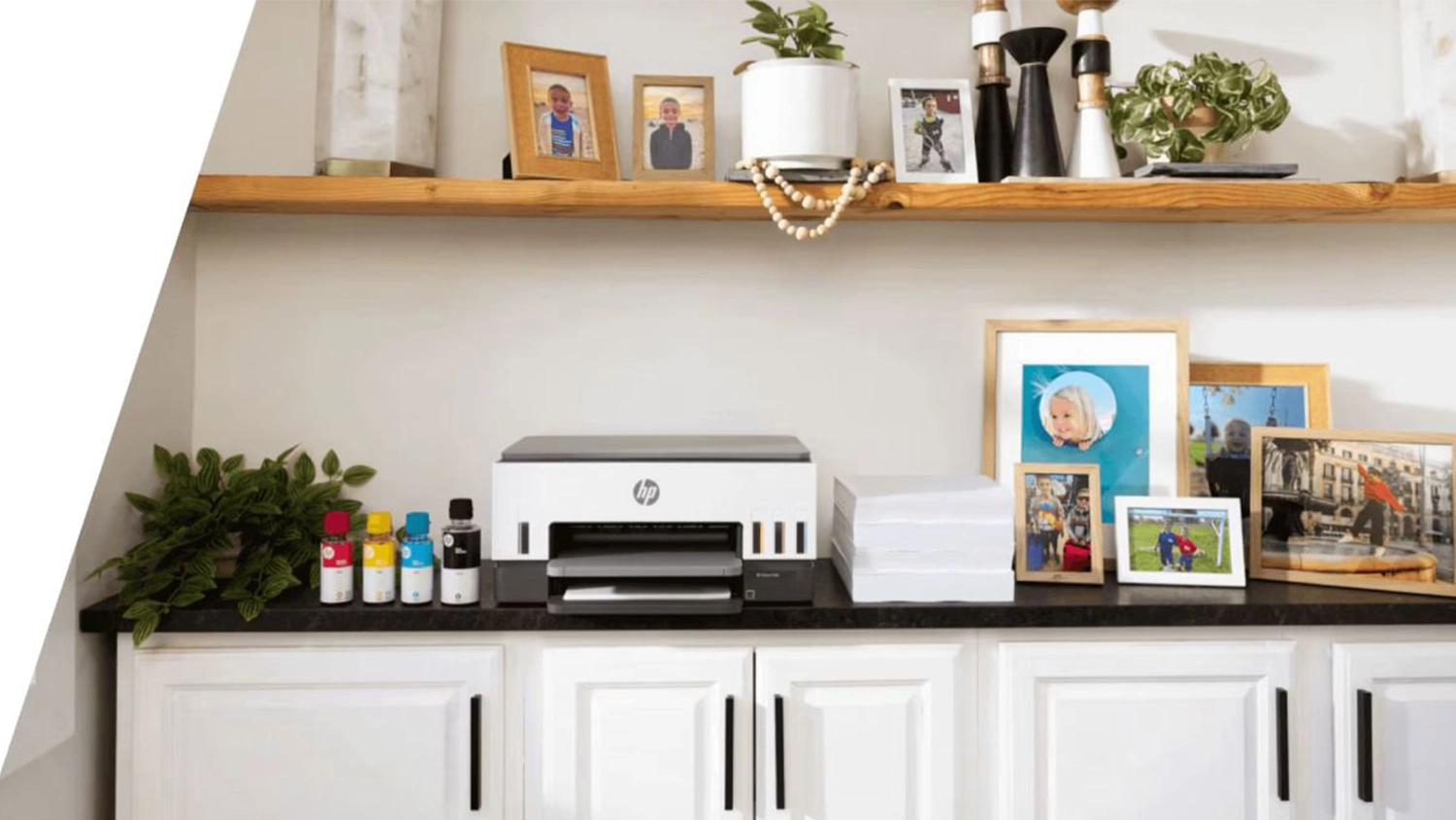 Inkoustová tiskárna HP Smart Tank 520 All-in-One na komodě