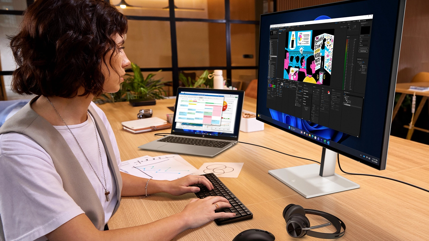 Žena s připojeným notebookem HP 200 G2a k monitoru