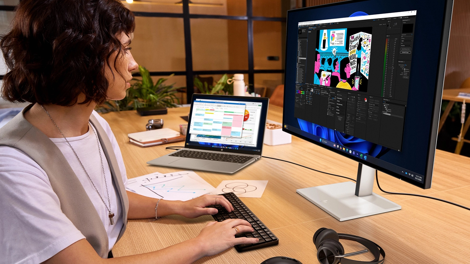 Žena s připojeným notebookem HP 200 G2a k monitoru