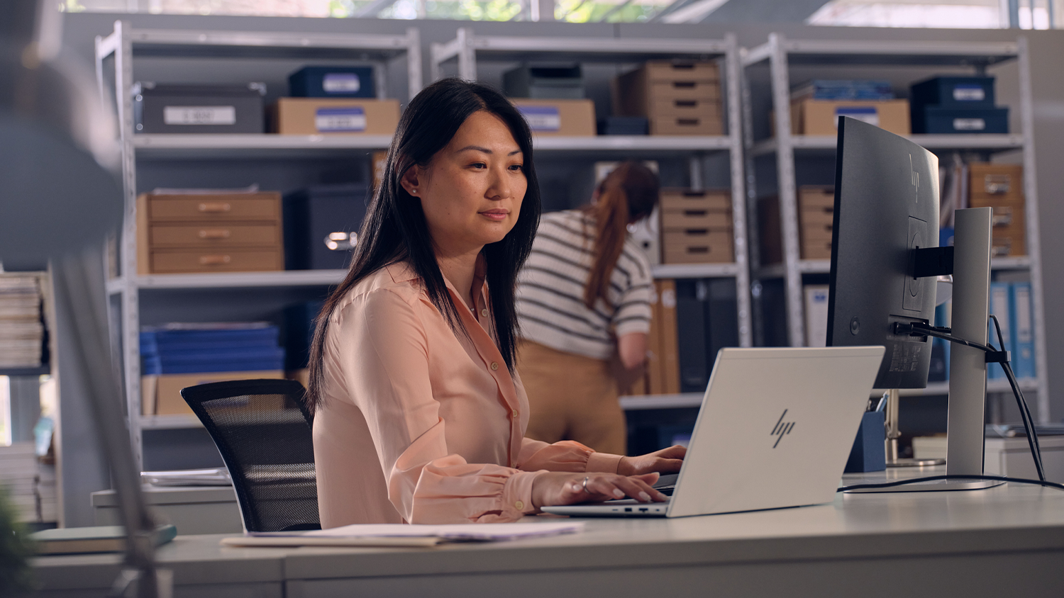 Žena pracující na notebooku HP EliteBook 6 G2a