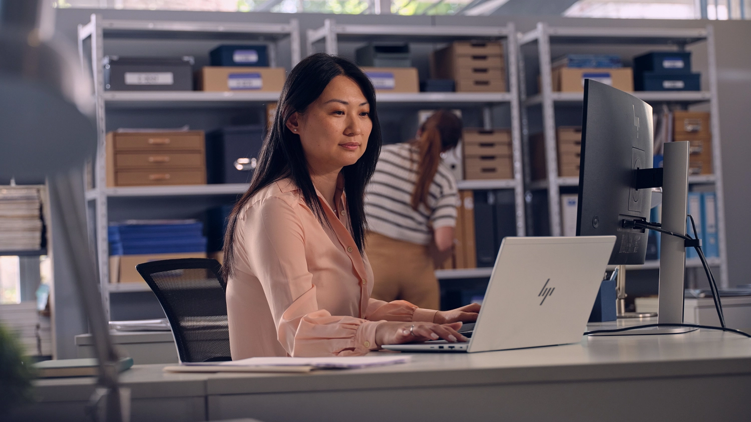 Žena pracující na notebooku HP EliteBook 6 G2a