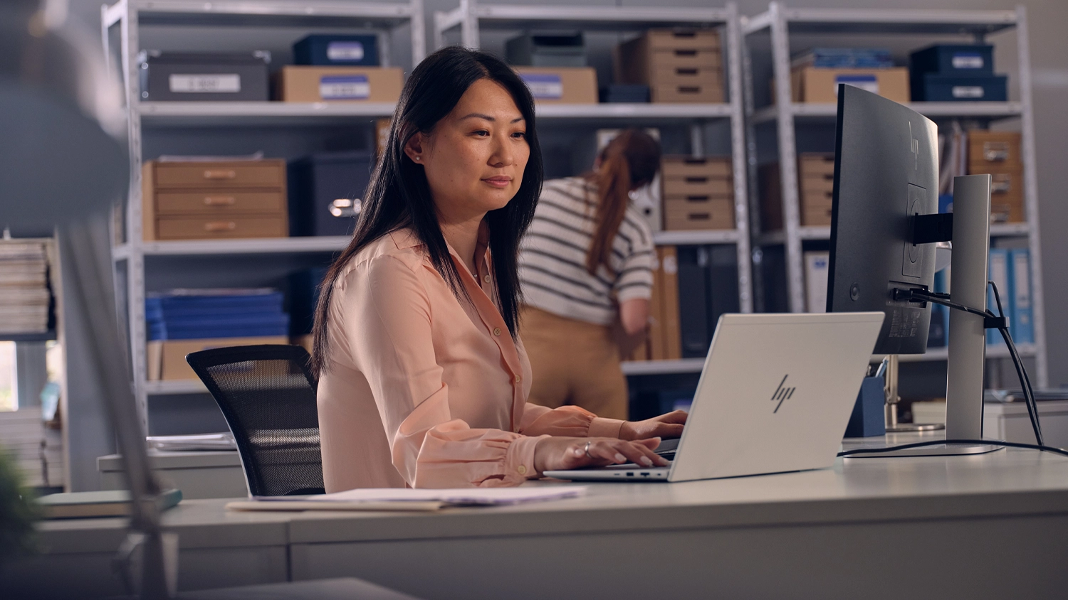 Žena pracujúca na notebooku HP EliteBook 6 G1i