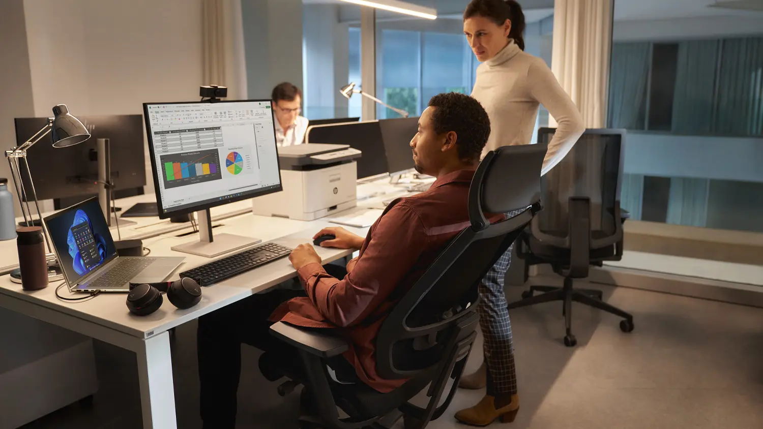 Ľudia pracujúci na notebooku HP EliteBook 6 G1i