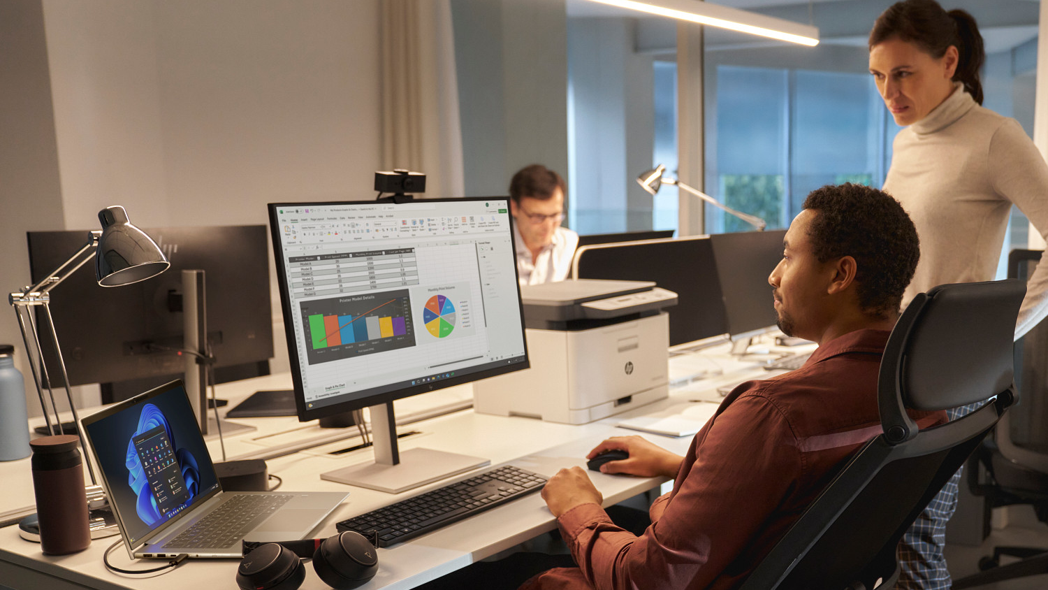 Lid&eacute; pracuj&iacute;c&iacute; u notebooku HP EliteBook 8 G2a