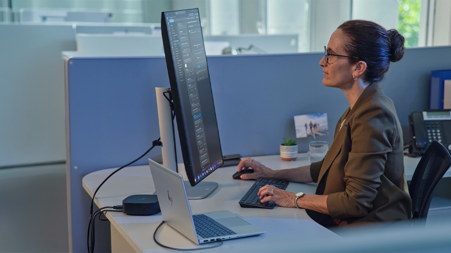 Žena pracuj&iacute;c&iacute; u notebooku HP EliteBook 8 G2a
