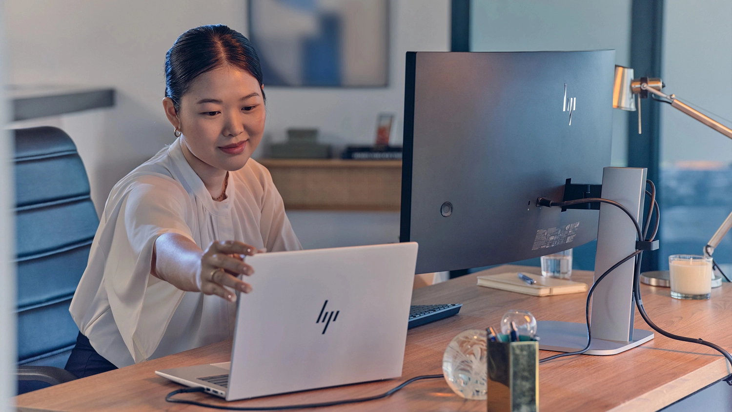 Žena pracující na notebooku HP EliteBook 8 G2i