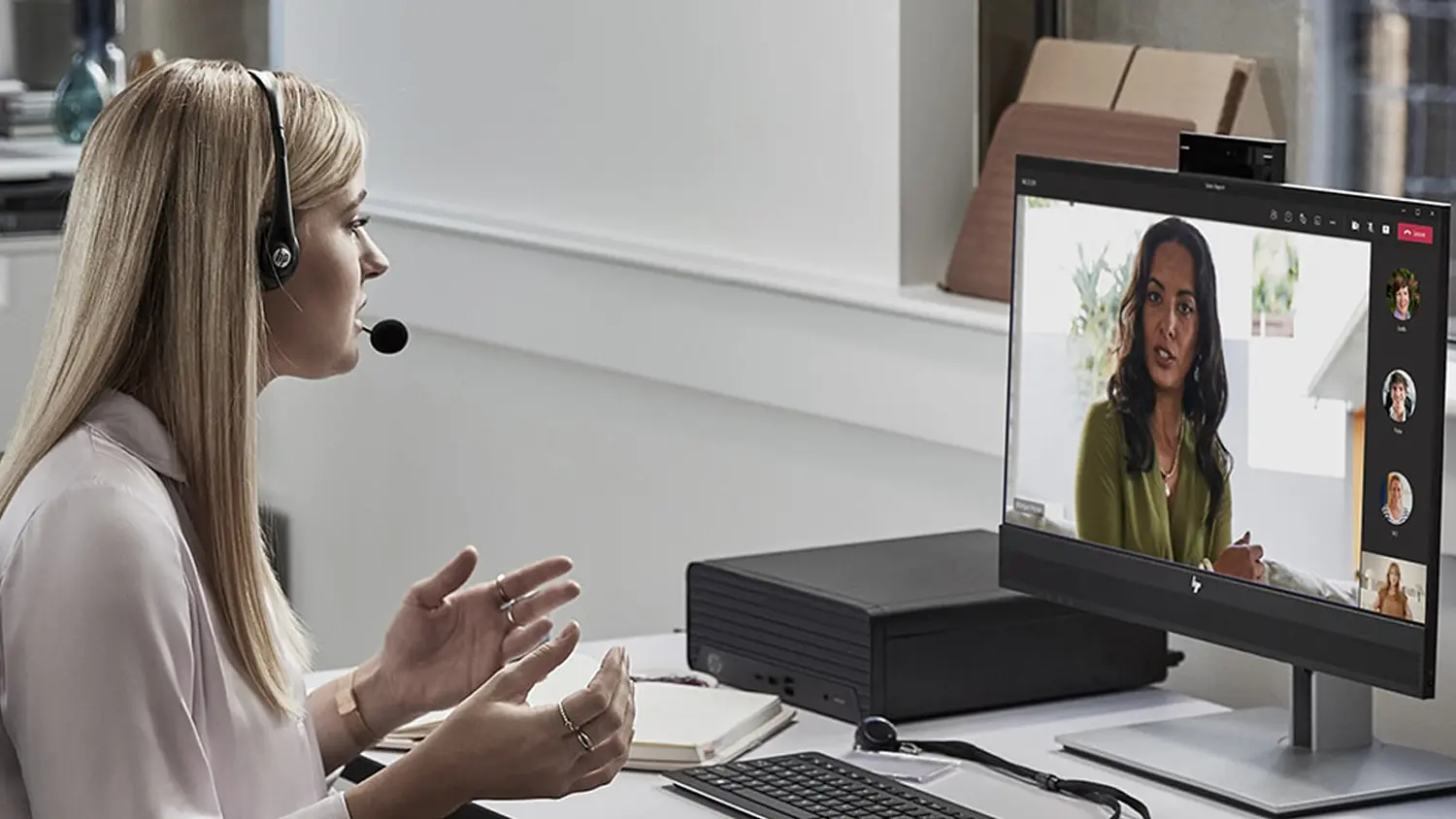 Žena při videohovoru u počítače HP