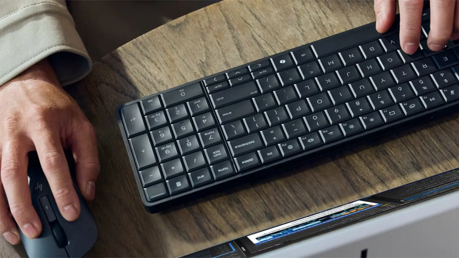 Z&aacute;běr na poč&iacute;tač HP s rukou drž&iacute;c&iacute; my&scaron;