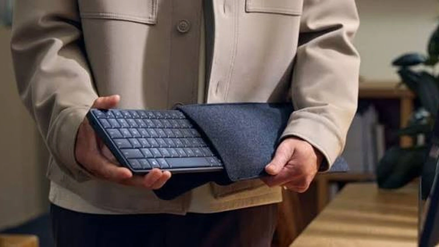 Osoba vytahuj&iacute;c&iacute; poč&iacute;tač HP z obalu