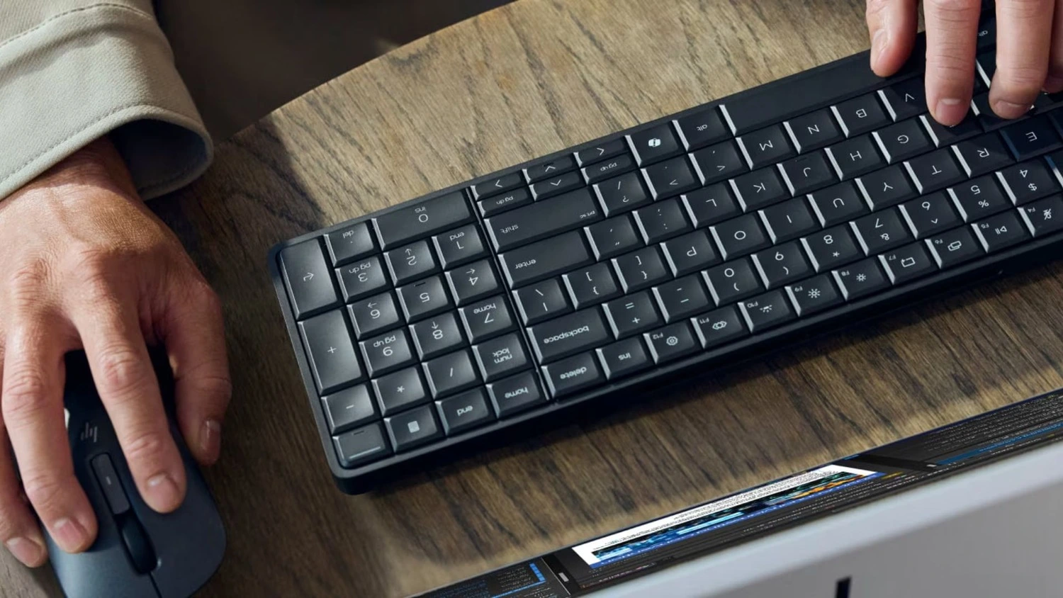 Z&aacute;běr na poč&iacute;tač HP s rukou drž&iacute;c&iacute; my&scaron;