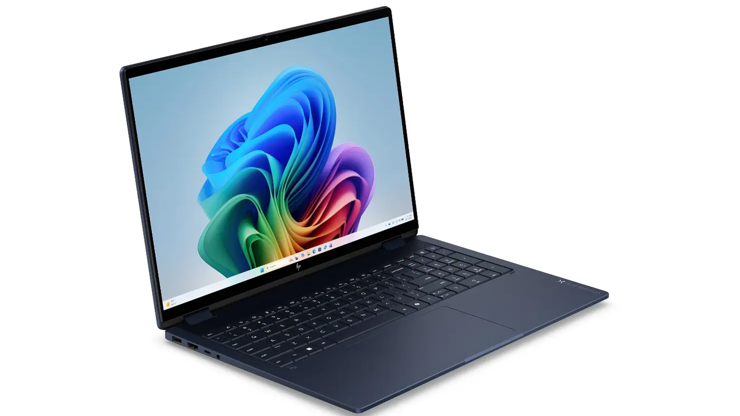 Pohľad &scaron;ikmo spredu na notebook HP OmniBook X Flip