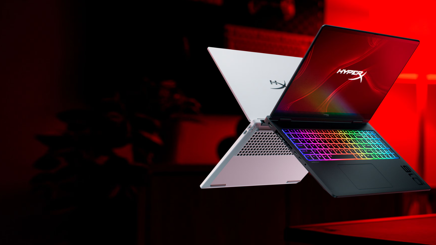 Prostředí s červeným osvětlením a notebooky HyperX