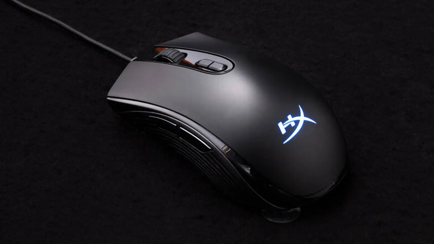 Pohľad zhora na hern&uacute; my&scaron; HyperX Pulsefire Core, ktor&yacute; demon&scaron;truje jej ergonomick&yacute; dizajn.